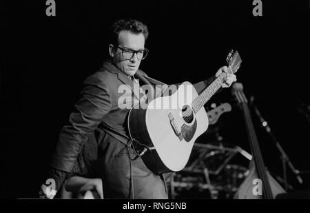 Cantante e cantautore Elvis Costello è mostrato esibirsi sul palco durante un 'live' aspetto di concerto. Foto Stock