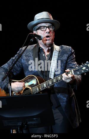 Cantante, compositore e chitarrista Elvis Costello è mostrato esibirsi sul palco durante un solo concerto acustico aspetto. Foto Stock