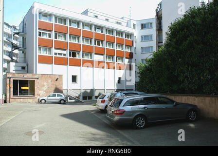 Parigi, Francia - Apr 17, 2013: cortile interno di un edificio francese con la Mercedes carro, Volkswagen e Peugeot auto nel parcheggio dedicato spazio Foto Stock