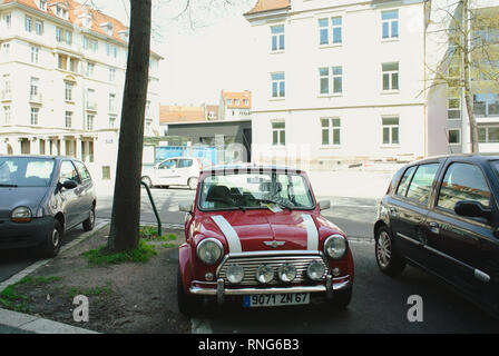 Parigi, Francia - Apr 17, 2013: Vintage Red Mini Cooper parcheggiata su strada francese Foto Stock