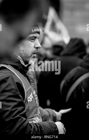 Strasburgo, Francia - Mar 22, 2018: CGT Confederazione Generale del Lavoro Lavoratori con striscione alla manifestazione di protesta contro Macron governo francese string delle riforme - uomo manifesto di contenimento flyer - Vista laterale Foto Stock
