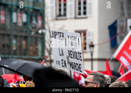 Strasburgo, Francia - Mar 22, 2018: CGT Confederazione Generale del Lavoro Lavoratori con striscione alla manifestazione di protesta contro Macron governo francese string delle riforme - Persone con Giove Macron poster Foto Stock