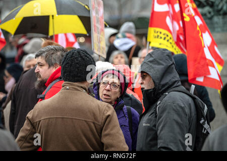 Strasburgo, Francia - Mar 22, 2018: gente radunarsi in Place Kleber square durante la CGT Confederazione Generale del Lavoro la dimostrazione di protesta contro Macron governo francese string delle riforme - seniores discutendo prima protesta Foto Stock