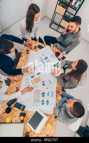 Moderni architetti stanno lavorando con i diagrammi e progetti in ufficio Foto Stock