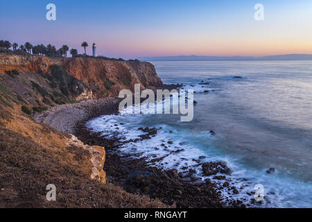 Una lunga esposizione punto di vista Vicente Faro sulla sommità di ripide scogliere di Rancho Palos Verdes, California liscio con onde che si infrangono in rocky shor Foto Stock