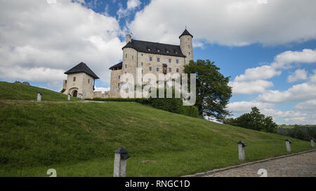 Il pittoresco castello medievale sulla collina verde Foto Stock