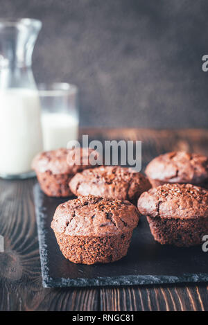 Muffin al cioccolato sulla pietra nera board Foto Stock