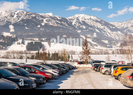 Parcheggio auto in Hauser Kaibling uno dell'Austria top ski resorts 44 impianti di risalita 123 chilometri di piste da sci, parcheggio auto, asservita 4 montagne Foto Stock