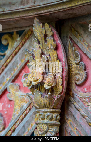 Locali tradizionali ornamenti balinese scolpita in legno da artigiani locali con le mani Foto Stock