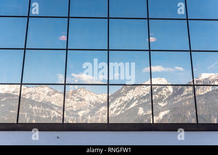 La riflessione di montagna in un edificio di vetro - la stazione di sci di Hauser Kaibling uno dell'Austria top ski resorts interconnessi 4 montagne ski Austria Foto Stock