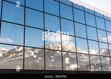 La riflessione di montagna in un edificio di vetro - la stazione di sci di Hauser Kaibling uno dell'Austria top ski resorts interconnessi 4 montagne ski Austria Foto Stock