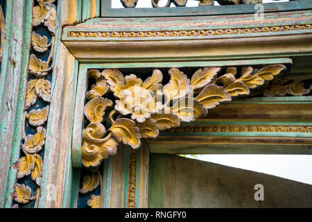 Locali tradizionali ornamenti balinese scolpita in legno da artigiani locali da mani.tradizioni locali e artigianato concept Foto Stock