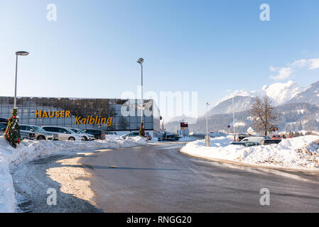 Parcheggio auto in Hauser Kaibling uno dell'Austria top ski resorts 44 impianti di risalita 123 chilometri di piste da sci, parcheggio auto, asservita 4 montagne Foto Stock