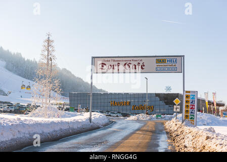 Parcheggio auto in Hauser Kaibling uno dell'Austria top ski resorts 44 impianti di risalita 123 chilometri di piste da sci, parcheggio auto, asservita 4 montagne Foto Stock