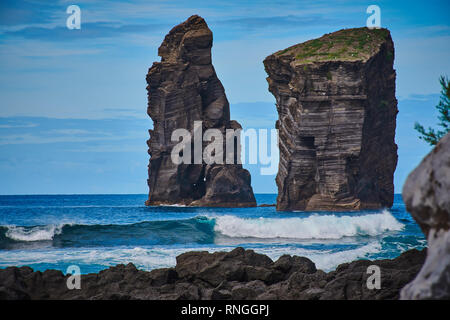 Le rocce vulcaniche di Mosteiros beach, Sao Miguel, Azzorre Foto Stock