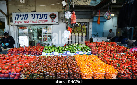 Colorato ortaggi freschi venduti presso il vivace mercato Carmel in Tel Aviv. Foto Stock