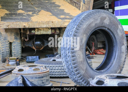 Bus di gomma della ruota in attesa di riparazione nel garage Foto Stock