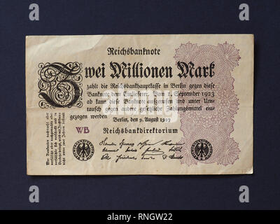 Zwei Millionen Mark (significato due milioni di Mark) Anno 1923 banconota inflazione denaro dalla Repubblica di Weimar Foto Stock