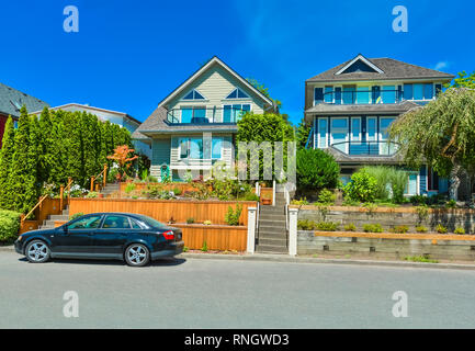 Suburban case famiglia con terrazzi panoramici e auto parcheggiate davanti Foto Stock