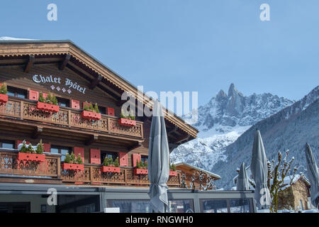 Chamonix Mont Blanc, Francia - 8 Febbraio 2019: Chalets e grandi montagne - tipico della valle di Chamonix. Foto Stock