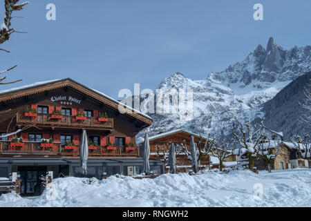 Chamonix Mont Blanc, Francia - 8 Febbraio 2019: Chalets e grandi montagne - tipico della valle di Chamonix. Foto Stock