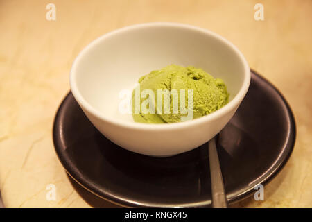 Freschi e saporiti tè verde Matcha aromatizzati gelato servito in tazza bianca su sfondo tabella. I dolci sani, estate dessert, indulgenza, snack, nutritio Foto Stock