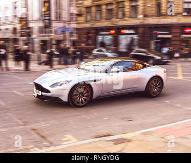 Aston Martin stato guidato attraverso il centro della città , Manchester. Foto Stock