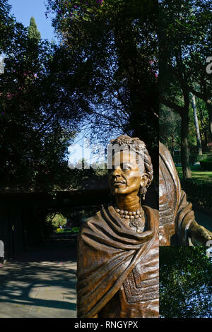 Statua di bronzo di Frida Kahlo nel Parque Frida Kahlo nel quartiere Coyoacon di Città del Messico. Foto Stock