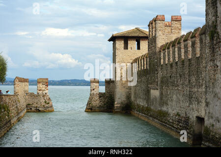 La parete esterna del castello Scaligero nel centro storico di Sirmione sul Lago di Garda - Italia. Foto Stock