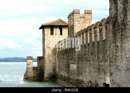 La parete esterna del castello Scaligero nel centro storico di Sirmione sul Lago di Garda - Italia. Foto Stock