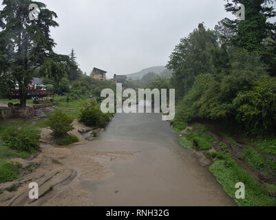 La Cumbrecita, Cordoba, Argentina - 2019: vista del Río del Medio il fiume da un ponte nel centro della citta'. Foto Stock