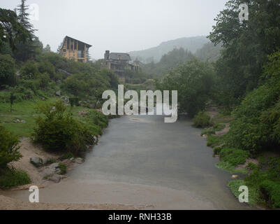 La Cumbrecita, Cordoba, Argentina - 2019: vista del Río del Medio il fiume da un ponte nel centro della citta'. Foto Stock