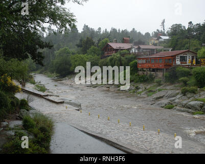 La Cumbrecita, Cordoba, Argentina - 2019: vista del Río del Medio il fiume da un ponte nel centro della citta'. Foto Stock