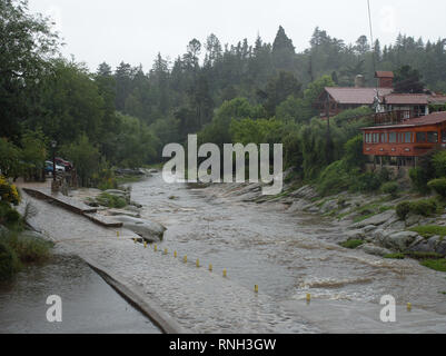 La Cumbrecita, Cordoba, Argentina - 2019: vista del Río del Medio il fiume da un ponte nel centro della citta'. Foto Stock