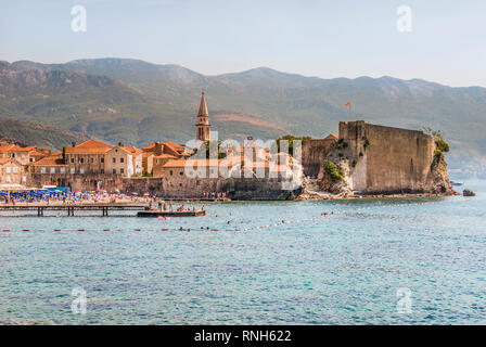 Vista della città vecchia dal lato di Budva, Montenegro. Budva - una delle città medievali meglio conservate nel Mediterraneo e i più popolari resor Foto Stock