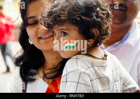 PUNE, Maharashtra, India, 15 Ago 2018, piccolo bimbo con Indian tri color dipinta sulla guancia con sua madre per celebrare il Giorno di Indipendenza Foto Stock