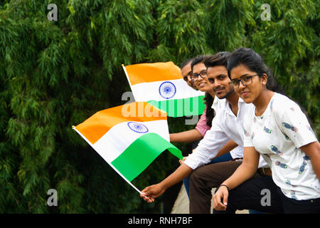 PUNE, Maharashtra, India, 15 Ago 2018, gruppo di giovani ragazzi e ragazze in posa con la bandiera indiana in occasione del Giorno di Indipendenza Foto Stock