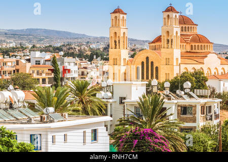 Vista di Paphos con la cattedrale ortodossa di agio Anargyroi, Cipro. Foto Stock