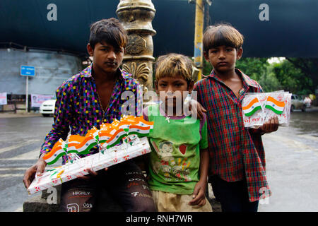 PUNE, Maharashtra, India, 15 Ago 2018, Street Boys vendere bandiera indiana supporto da tavolo o auto stand in occasione del Giorno di Indipendenza Foto Stock