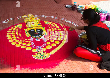 PUNE, Maharashtra, ottobre 2018, giovane ragazza disegno rangoli di dea Durga o Laxmi durante il festival di Dussehra, Pune Foto Stock