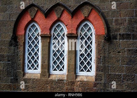 La Town Hall Museum, close-up di finestre ad arco, Kolhapur, Maharashtra Foto Stock