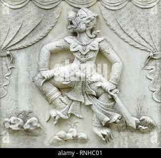 Capolavoro di stile tradizionale Thai arte stucco old su Ramayana storia sul tempio parete decorativa di Wat Panan Choeng tempio, Ayutthaya, Thailandia. W Foto Stock