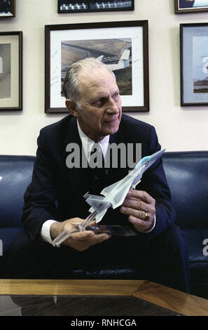 1981 - una candida fotografia del Segretario della Air Force Verne Orr seduto su un divano nel suo ufficio del Pentagono tenendo un modello del F-15A Eagle aerei. Foto Stock