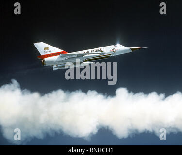 1980 - un'aria-aria - Vista laterale destra di una F-106 Delta Dart aeromobile dopo cottura un ATR-2un missile nel corso di un intervallo. Un serbatoio carburante ausiliario è su ciascuna ala Foto Stock