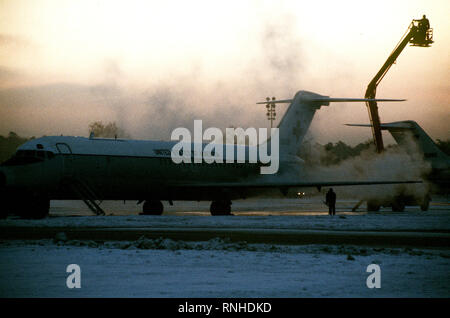 1981 - Una vista anteriore sinistra di due parcheggiato C-9 Nightingale aeromobile prima della loro partenza per l'Algeria. Il velivolo verrà a ritirare il 52 Liberati ostaggi rilasciati dall'Iran e riportarli alla base. Foto Stock