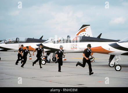 1980 - equipaggio capi dei Thunderbirds team gestito da loro T-38 Taloni aeromobili per attività di preflight Foto Stock