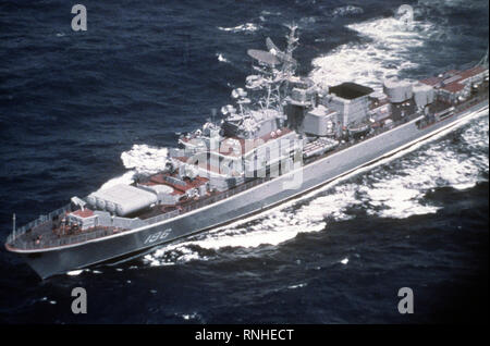 1982 - Una porta vista di prua di un sovietico classe Krivak missile frigate in corso. Foto Stock