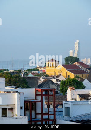 Vista verso la Chiesa della Santissima Trinità, Cartagena, Dipartimento di Bolivar, Colombia Foto Stock