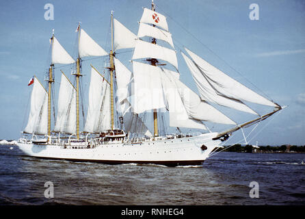 1982 - Una vista di tribordo della formazione cilena nave Esmeralda a pieno la vela durante il secolo IV celebrazione. Foto Stock