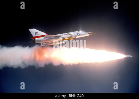 1980 - un'aria-aria - Vista laterale destra di una F-106 Delta Dart aeromobile dopo cottura un ATR-2un missile nel corso di un intervallo. Un serbatoio carburante ausiliario è su ciascuna ala Foto Stock